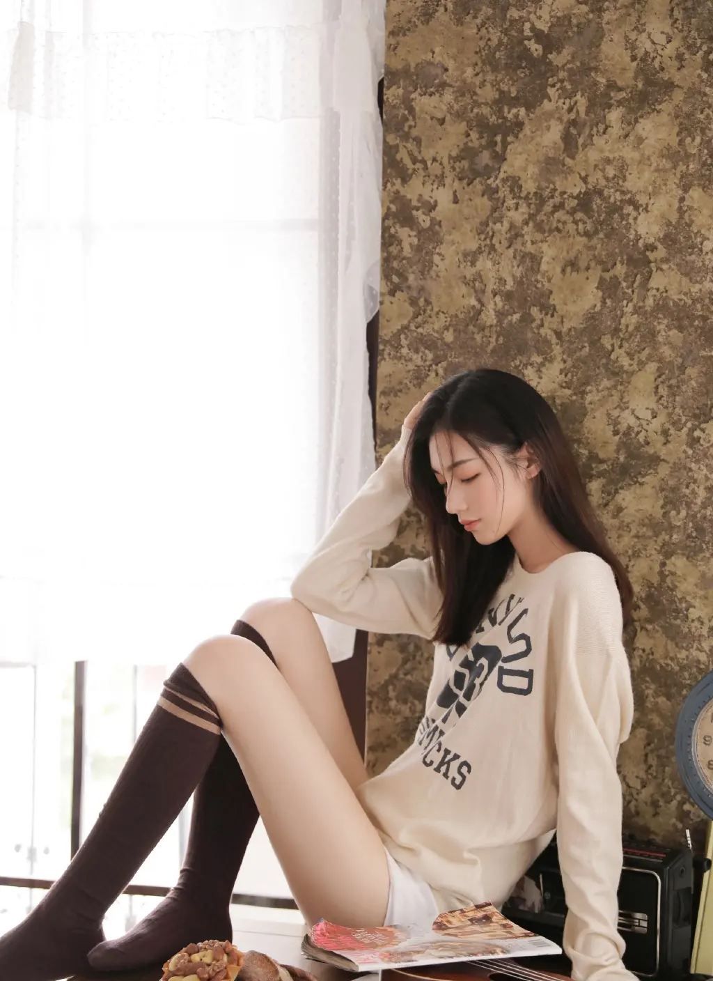 zzzttt长发美腿美女紧身白色短裤完美身材展示