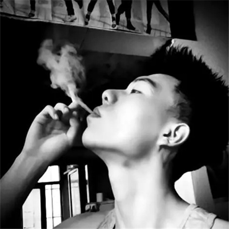 男生抽烟喝酒 怀旧伤感 面对未来与你的失去 心存迷茫。