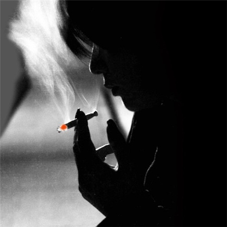 男生抽烟喝酒 怀旧伤感 面对未来与你的失去 心存迷茫。