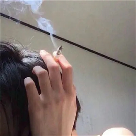 男生抽烟喝酒 怀旧伤感 面对未来与你的失去 心存迷茫。