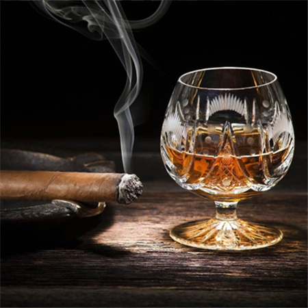 男生抽烟喝酒 怀旧伤感 面对未来与你的失去 心存迷茫。