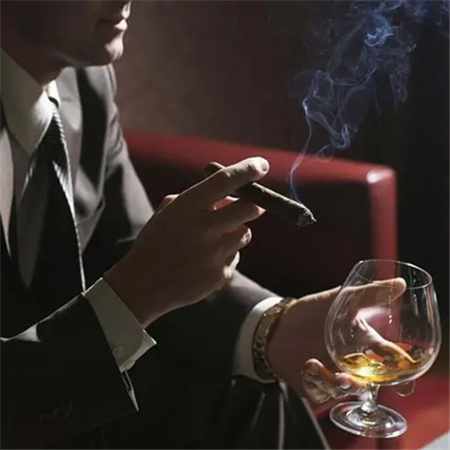 男生抽烟喝酒 怀旧伤感 面对未来与你的失去 心存迷茫。