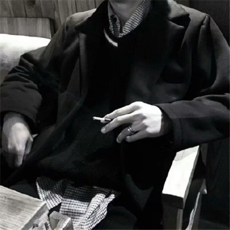 男生抽烟喝酒 怀旧伤感 面对未来与你的失去 心存迷茫。