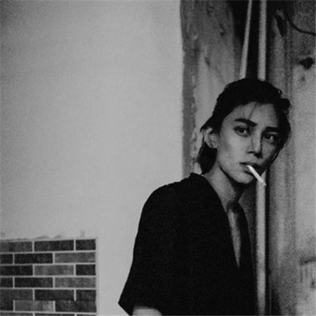 男生抽烟喝酒 怀旧伤感 面对未来与你的失去 心存迷茫。