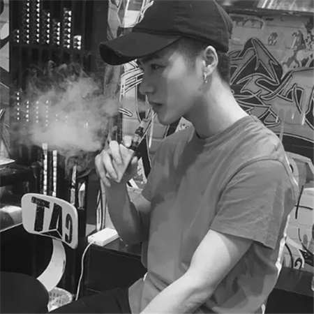 男生抽烟喝酒 怀旧伤感 面对未来与你的失去 心存迷茫。