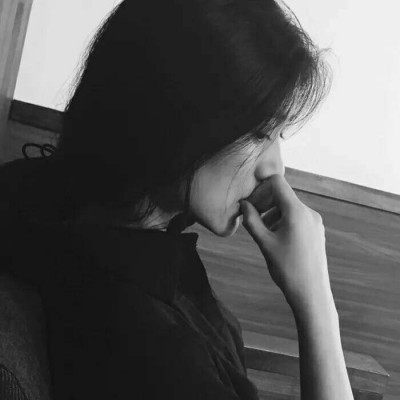女生高冷范不拖不欠的qq黑白头像