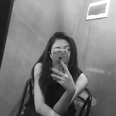 女生高冷范不拖不欠的qq黑白头像
