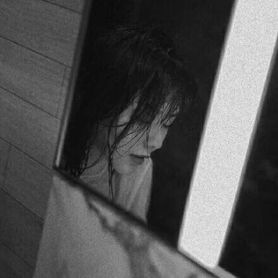 女生高冷范不拖不欠的qq黑白头像