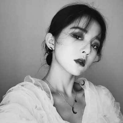 女生高冷范不拖不欠的qq黑白头像