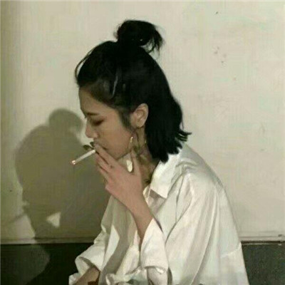 霸气女生吸烟头像 烟熏妆容 炫酷个性 快手专属
