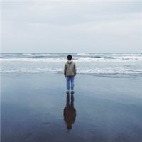 旅游男生帅气全身背景图 探索世界之旅的背影风采