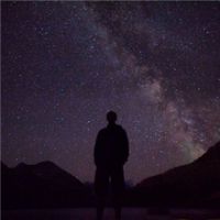 旅游男生帅气全身背景图 探索世界之旅的背影风采