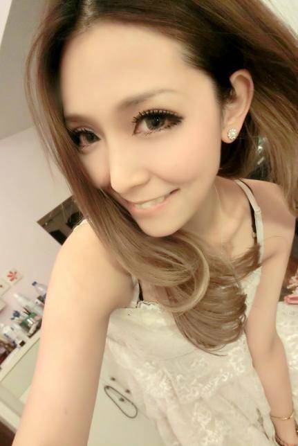 "展现自我 拥抱世界 性感女生QQ透明皮肤图片"