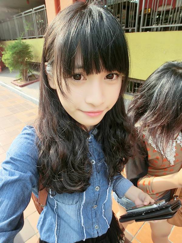 "展现自我 拥抱世界 性感女生QQ透明皮肤图片"