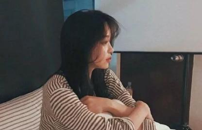 "分手痛到心碎 眼泪滑落 心疼自己。"