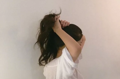 "分手痛到心碎 眼泪滑落 心疼自己。"