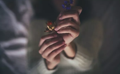 "分手痛到心碎 眼泪滑落 心疼自己。"