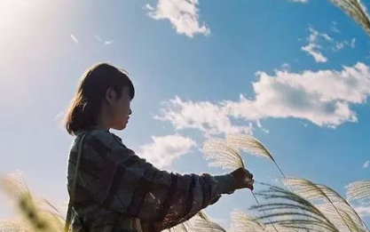 "分手痛到心碎 眼泪滑落 心疼自己。"