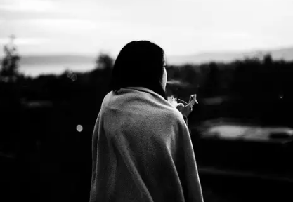 "分手痛到心碎 眼泪滑落 心疼自己。"