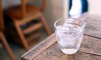 "分手痛到心碎 眼泪滑落 心疼自己。"