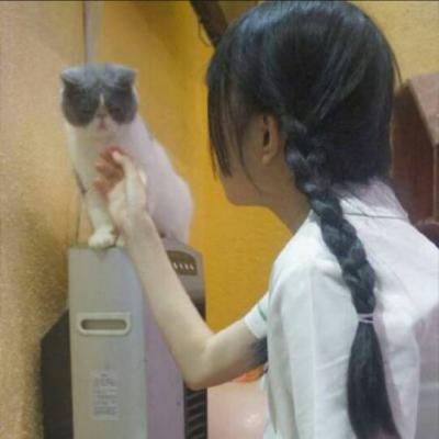 女生微信背影伤感头像 我可以陪你走过低谷 也可以转身离开。