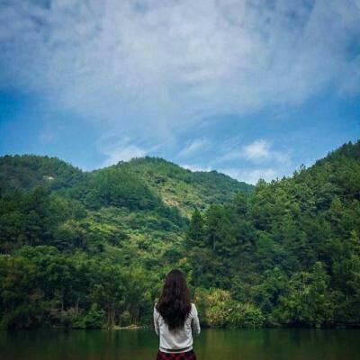 女生微信背影伤感头像 我可以陪你走过低谷 也可以转身离开。