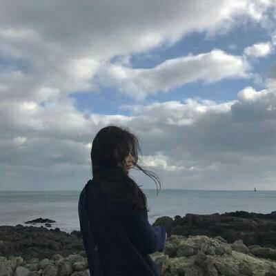 女生微信背影伤感头像 我可以陪你走过低谷 也可以转身离开。