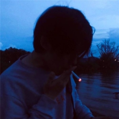 微丧男生侧脸帅气遮脸头像 冷酷帅气 无快乐可寻。