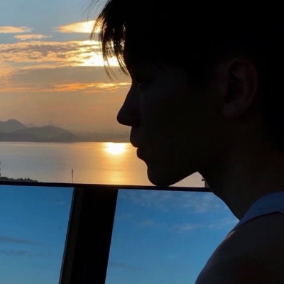 微丧男生侧脸帅气遮脸头像 冷酷帅气 无快乐可寻。