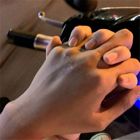 七夕情侣牵手美图 浪漫牵手 甜蜜满溢