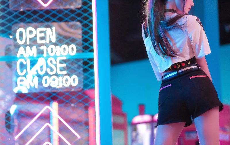 科幻少女 背影 电脑高清壁纸 白色衬衫 黑色短裤 4k壁纸4000x2523