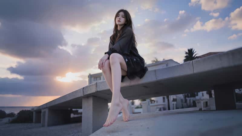 暮色海岸 黑裙少女的静谧黄昏氛围感4K壁纸 3840x2160